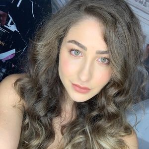 Meet your Posher, Nadya
